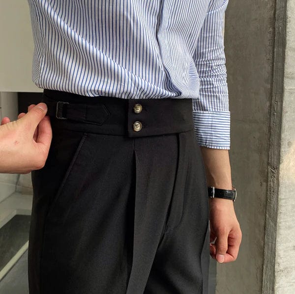 Mann in gestreiftem Hemd und schwarzer Hose mit hoher Taille und Knöpfen, Business-Look.