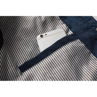 Gestreiftes Innenfutter einer Jacke mit Smartphone in der Tasche, blau-weiß, modisch, praktisch.