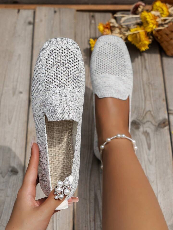 Damen-Slipper aus Strick in Beige, bequem, atmungsaktiv, ideal für Sommermode.