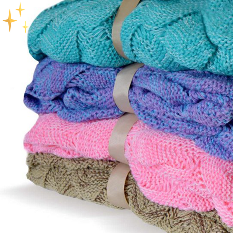 Stapel bunter Strickpullover aus Wolle, blau, lila, pink, beige, gemütlich, modisch.