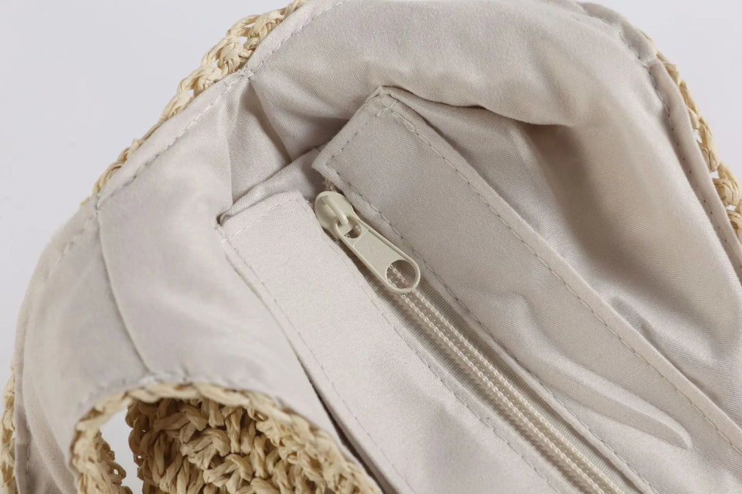 Beige Strohtasche mit Reißverschluss, gefüttert, handgefertigt, ideal für Sommer und Strand.