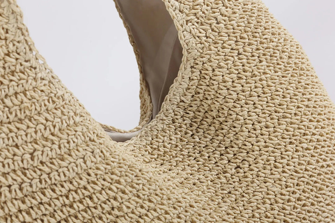 Beigefarbene, handgewebte Strohtasche, Nahaufnahme, umweltfreundliche Modeaccessoires.