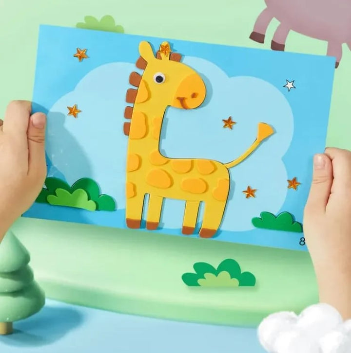 Kind hält bunte Giraffen-Bastelkarte, Kinderhandwerk, DIY, Lernspielzeug, blau, gelb.