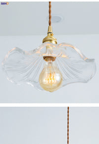 Kronleuchter aus Glas mit Vintage-Glühbirne, goldene Fassung, dekorative Beleuchtung.