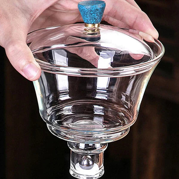 Handgehaltene gläserne Teekanne mit blauem Deckelknauf, transparentes Design, Kungfu-Stil.