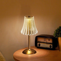 Goldene Tischlampe mit Glaslampenschirm, Vintage-Design, warmes Licht, Nachttisch-Dekoration.