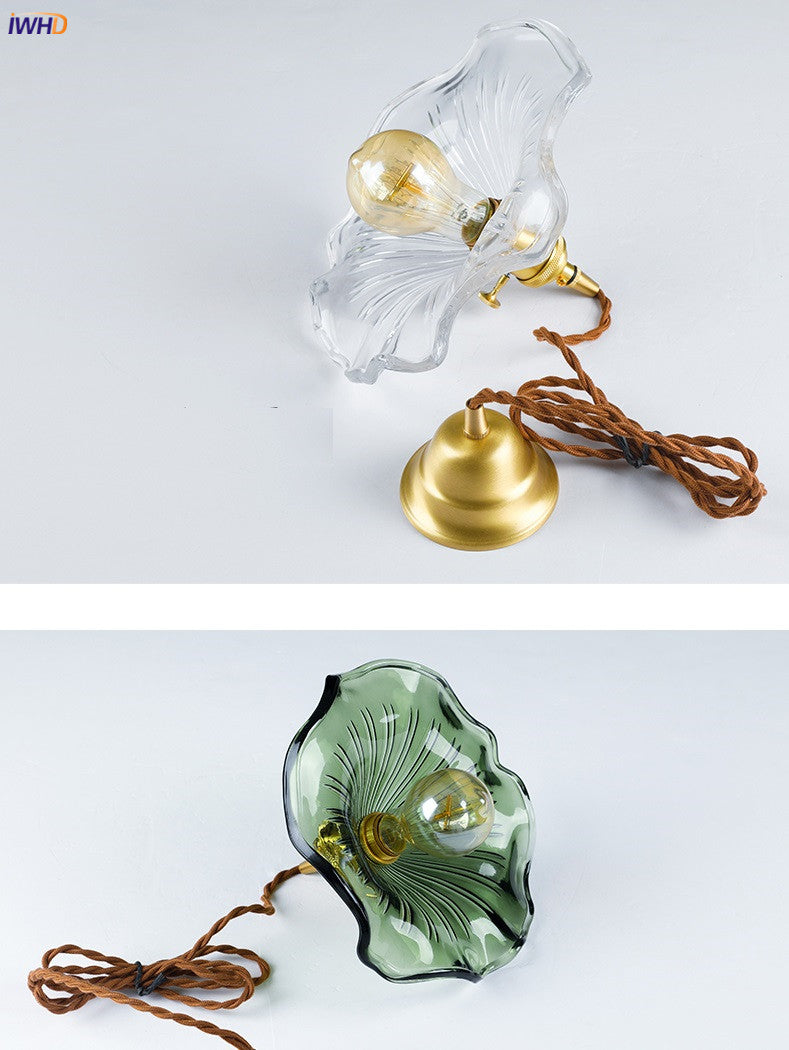 Kronleuchter aus Glas, transparent und grün, mit goldener Fassung und gedrehtem Kabel.