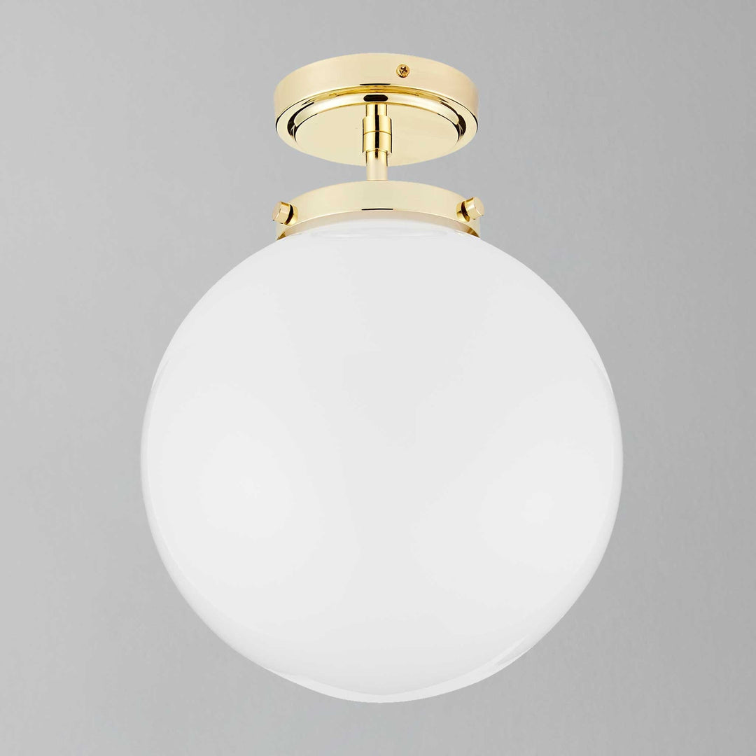 Goldene Deckenleuchte mit weißem Glaskugel-Schirm, modernes Design, Badezimmer geeignet.