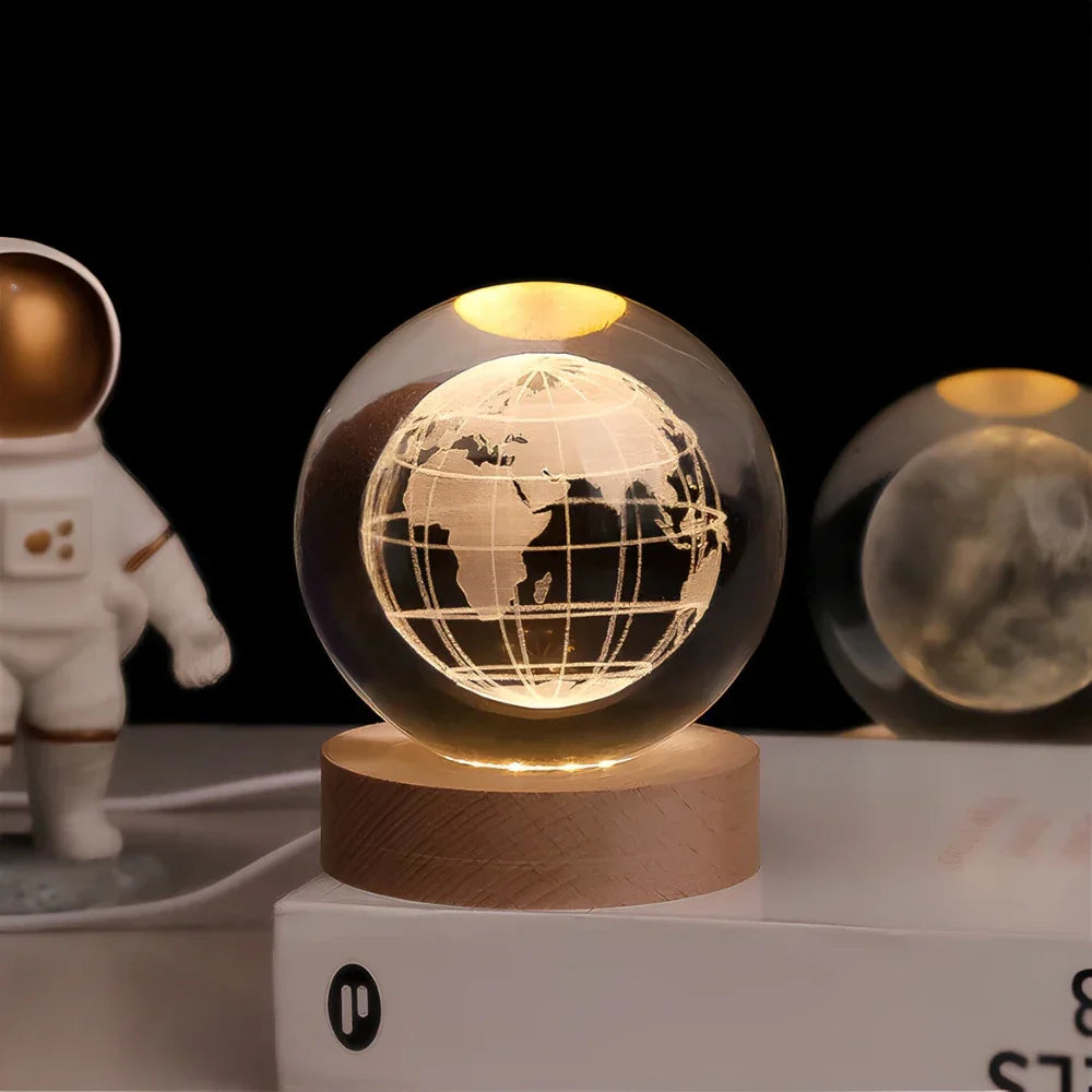 Leuchtende Kristallkugel mit Weltkarte auf Holzsockel, dekorative LED-Lampe, Geschenkidee.