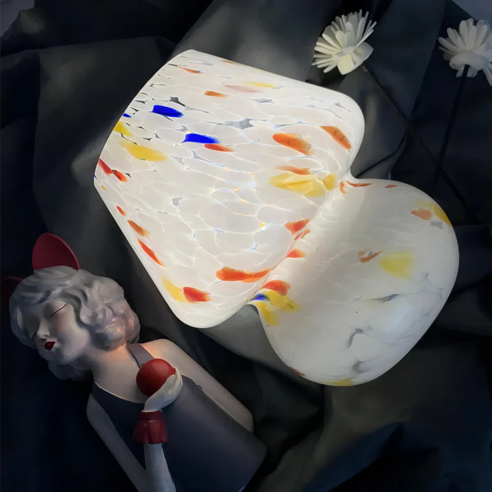 Weiße Glaslampe mit bunten Sprenkeln, dekorative Beleuchtung, modernes Design.