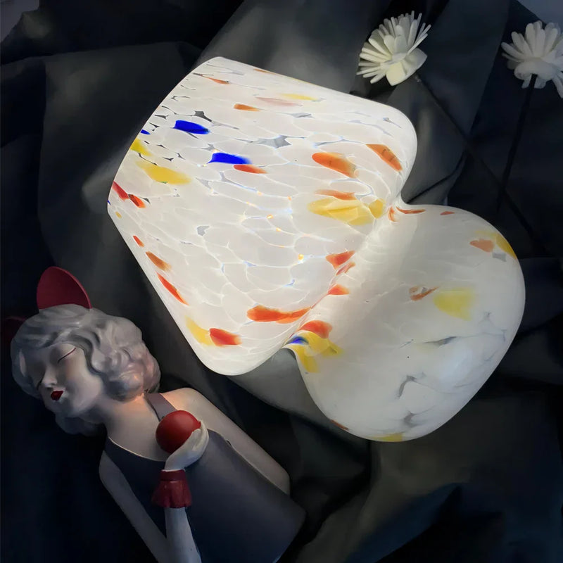 Weiße Glaslampe mit bunten Sprenkeln, dekorative Beleuchtung, modernes Design.