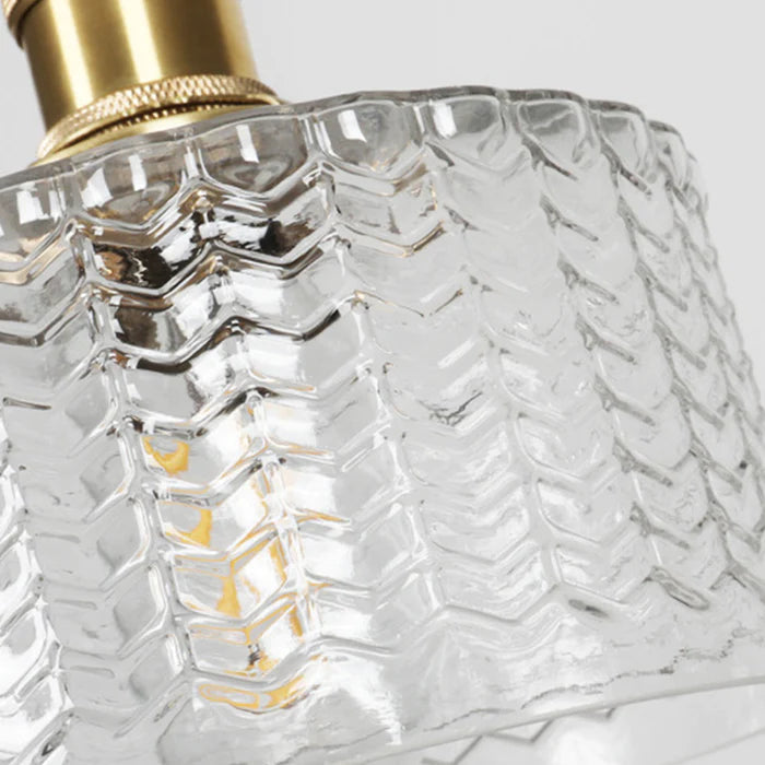 Glaslampe mit goldener Fassung, transparentes Wellenmuster, modernes Design, Beleuchtung.