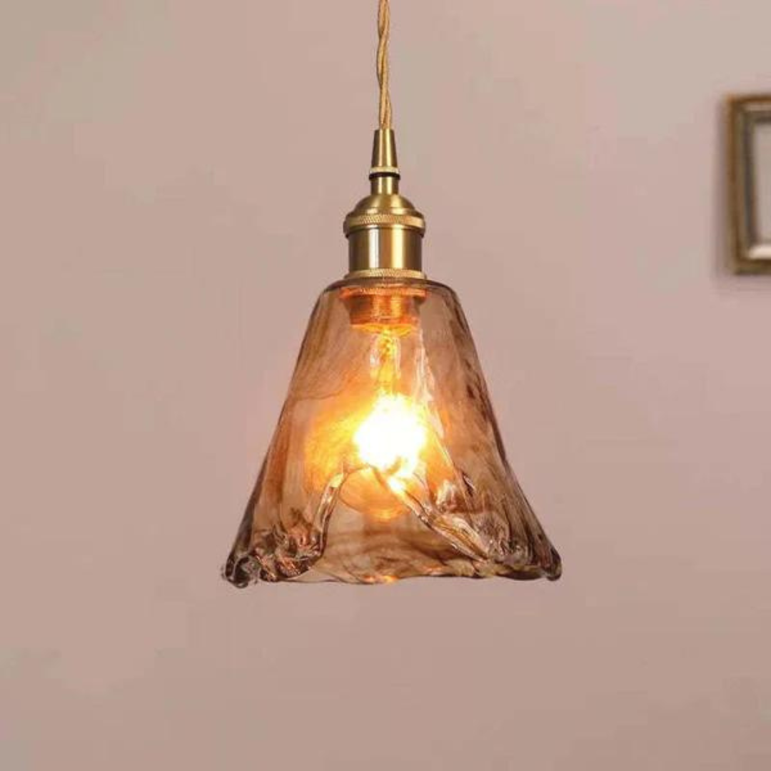 Braune Glas-Pendelleuchte mit Vintage-Design, warmes Licht, ideal für Wohnzimmerbeleuchtung.