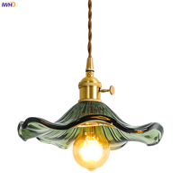 Grüne Glas-Pendelleuchte mit Messingfassung, Vintage-Design, E27-Glühbirne, Retro-Stil.