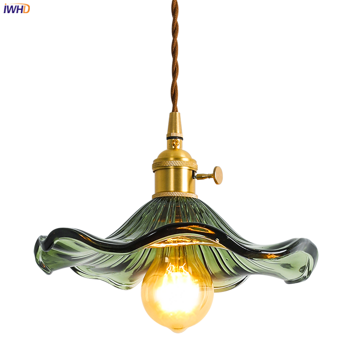 Grüne Glas-Pendelleuchte mit Messingfassung, Vintage-Design, E27-Glühbirne, Retro-Stil.