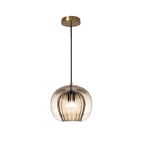 Moderne Pendelleuchte aus Glas, goldene Fassung, elegantes Design, Innenbeleuchtung.