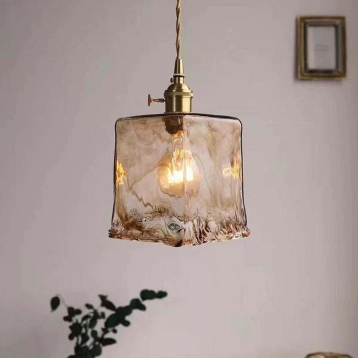 Quadratische Glaspendelleuchte, Vintage-Stil, warmes Licht, goldene Fassung, Wohnzimmerbeleuchtung.