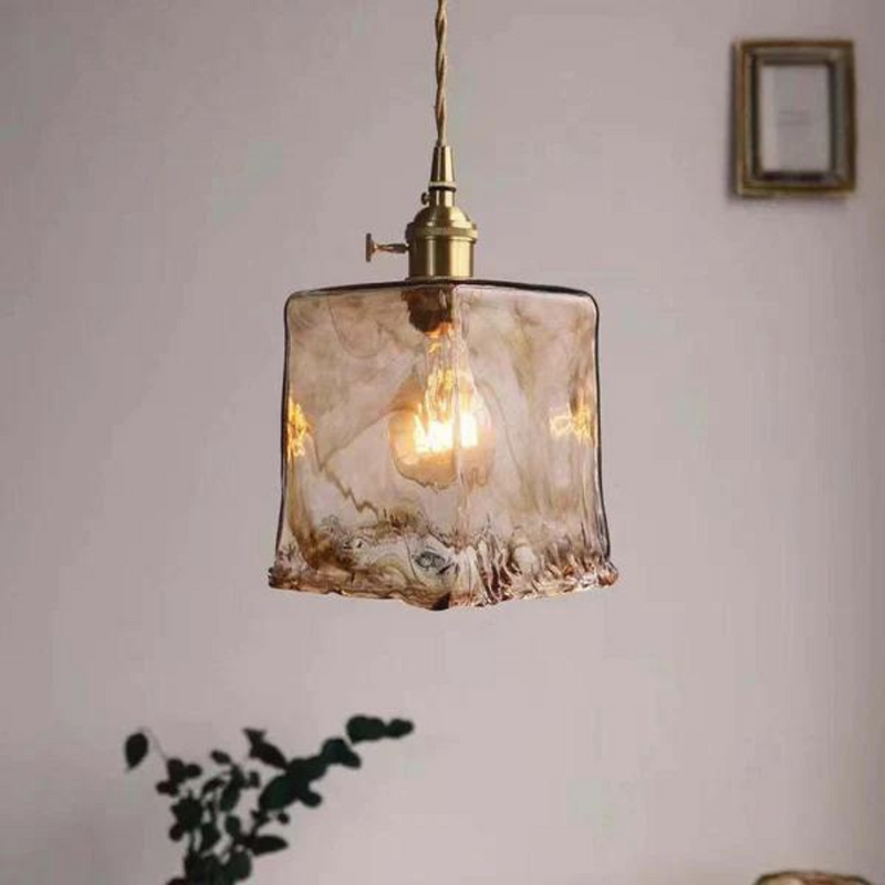 Quadratische Glaspendelleuchte, Vintage-Stil, warmes Licht, goldene Fassung, Wohnzimmerbeleuchtung.