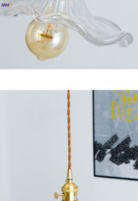 Kronleuchter mit Glasblumenschirm, Vintage-Design, goldene Fassung, dekorative Beleuchtung.