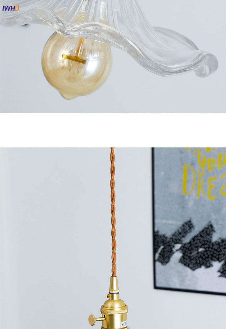 Kronleuchter mit Glasblumenschirm, Vintage-Design, goldene Fassung, dekorative Beleuchtung.