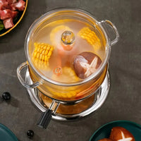 Glas-Topf mit Mais und Pilzen auf Herd, ideal für Suppen und Eintöpfe, transparent, hitzebeständig.