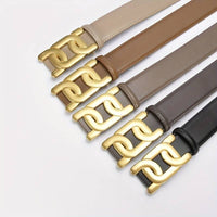 Fünf Ledergürtel mit goldener Schnalle, verschiedene Farben, modisches Accessoire.