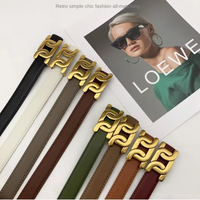 Verschiedene Ledergürtel mit goldener Schnalle, modisch, in Braun, Schwarz, Weiß und Grün.