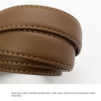 Brauner Ledergürtel mit glatter Schnalle, hochwertige Verarbeitung, modisches Accessoire.