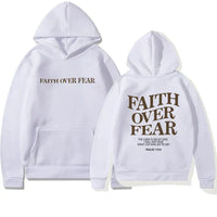 Weiße Unisex-Hoodie mit "Faith Over Fear" Aufdruck, Baumwolle, inspirierender Bibelvers, modisch.