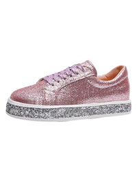 Glitzernder rosa Sneaker mit lila Schnürsenkeln und silberner Sohle, modischer Damenschuh.