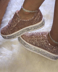 Glitzernde roségoldene Sneaker mit Strass, Damenmode, trendige Schuhe, glamouröser Stil.