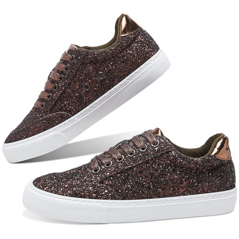 Glitzernde braune Sneaker mit weißer Sohle, modische Damen-Schuhe, Freizeit-Look.