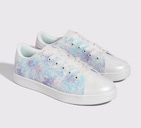 Glitzernde Damen-Sneaker, weiß-blau, modisch, bequem, Freizeitschuh, trendig, sportlich.