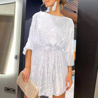 Frau in weißem Paillettenkleid, Mini-Partykleid, elegantes Design, Abendmode.