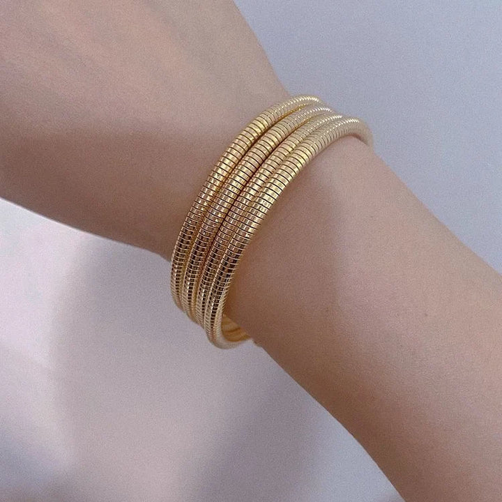 Goldenes Armband-Set, mehrlagig, elegantes Design, Damen-Schmuck, modisch, Accessoire.