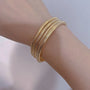 Goldenes Armband-Set, mehrlagig, elegantes Design, Damen-Schmuck, modisch, Accessoire.