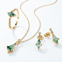 Goldschmuck-Set mit grünen Edelsteinen, bestehend aus Ring, Halskette und Ohrringen.