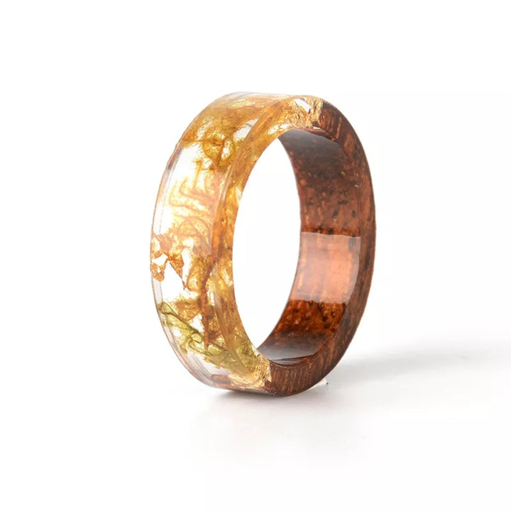 Brauner Harzring mit goldenen Blättern, handgefertigter Schmuck, einzigartiges Design.