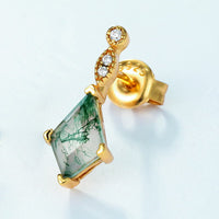 Goldener Ohrring mit grünem Edelstein und Diamanten, elegantes Schmuckdesign, Damenaccessoire.