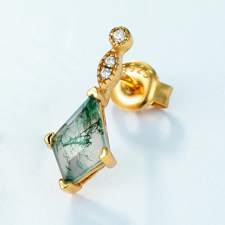 Goldener Ohrring mit grünem Edelstein und Diamanten, elegantes Schmuckdesign, Damenaccessoire.