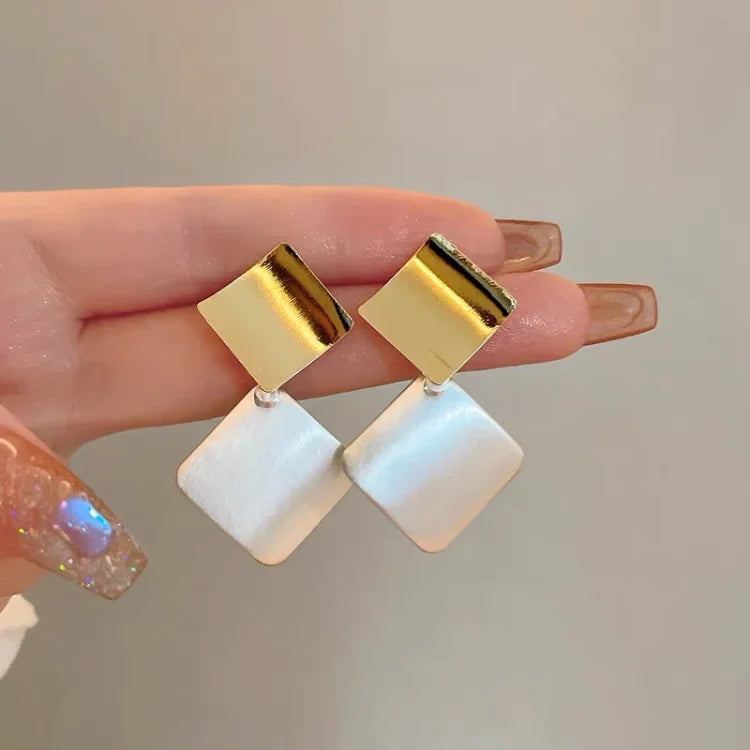 Goldene und silberne geometrische Ohrringe, quadratisch, modern, Damenmode-Schmuck.