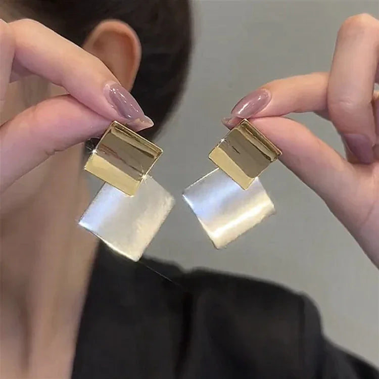Goldene geometrische Ohrringe, rechteckig, modern, Damen-Schmuck, modisch, elegant.