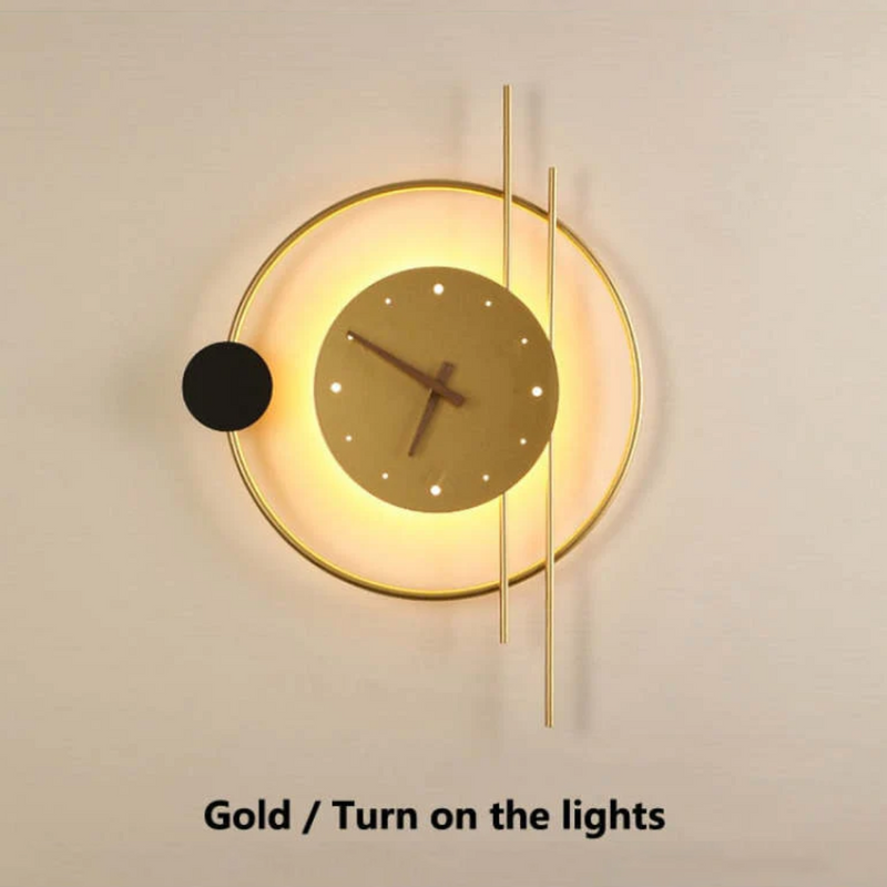 Goldene LED-Wanduhr mit modernem Design und Beleuchtungseffekt.