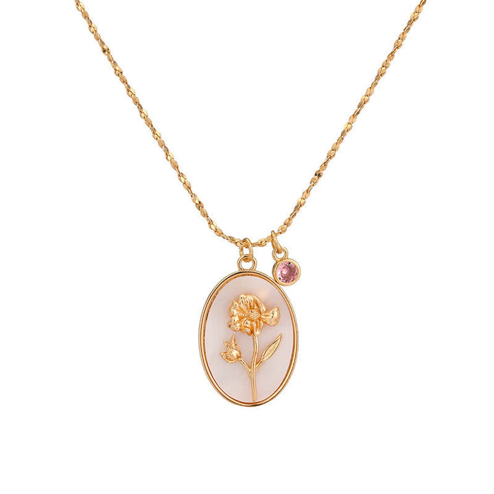Goldene Halskette mit Blumenanhänger und rosa Stein, eleganter Schmuck für Damen.