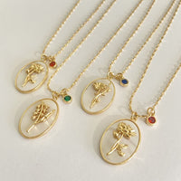 Goldene Halsketten mit Blumenanhänger und farbigen Edelsteinen, Schmuck, Modeaccessoire.