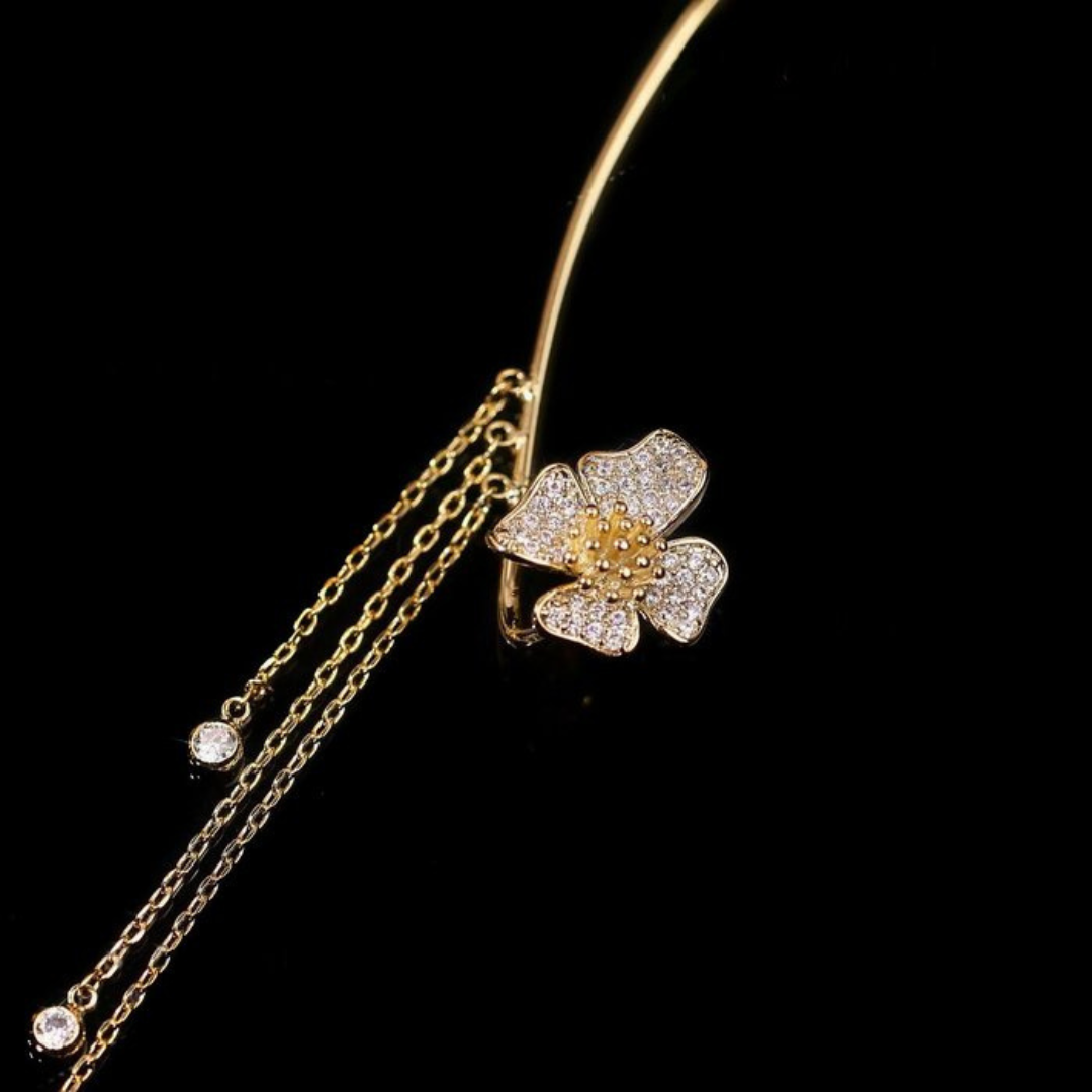 Goldene Blumen-Haarnadel mit Strasssteinen und Ketten, elegantes Schmuckaccessoire.