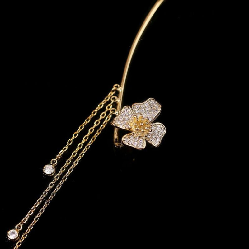 Goldene Blumen-Haarnadel mit Strasssteinen und Ketten, elegantes Schmuckaccessoire.