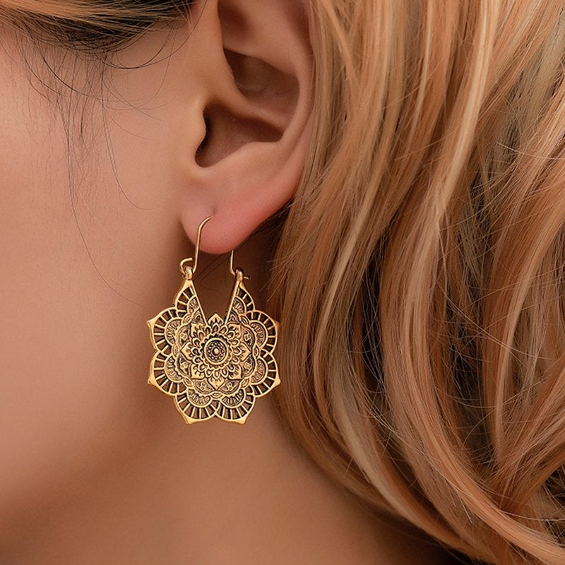 Goldene Mandala-Ohrringe, filigranes Design, Damen-Schmuck, modisch, elegant, Boho-Stil.