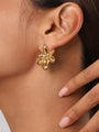 Goldene Blume Ohrringe an Ohr, eleganter Schmuck, modisches Accessoire, Nahaufnahme.