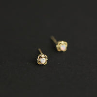 Goldene Ohrstecker mit Opal, zarte Ohrringe, eleganter Schmuck, Geschenk für Frauen.